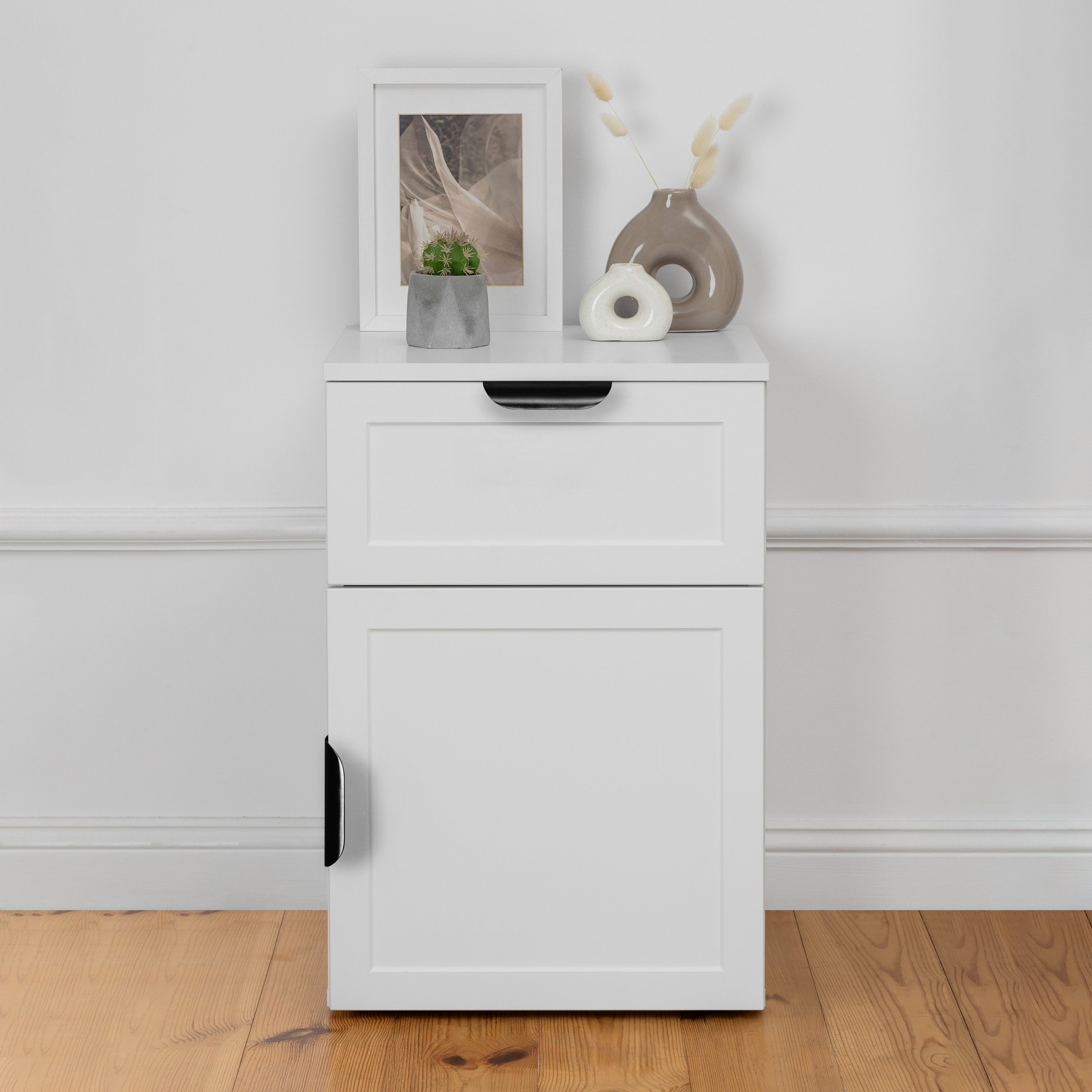 V164-ECS13WHB03B-202503072215-00 PORTO BEDSIDE TABLE - WHITE - HAMPTONS - PULL BLACK - Image 1