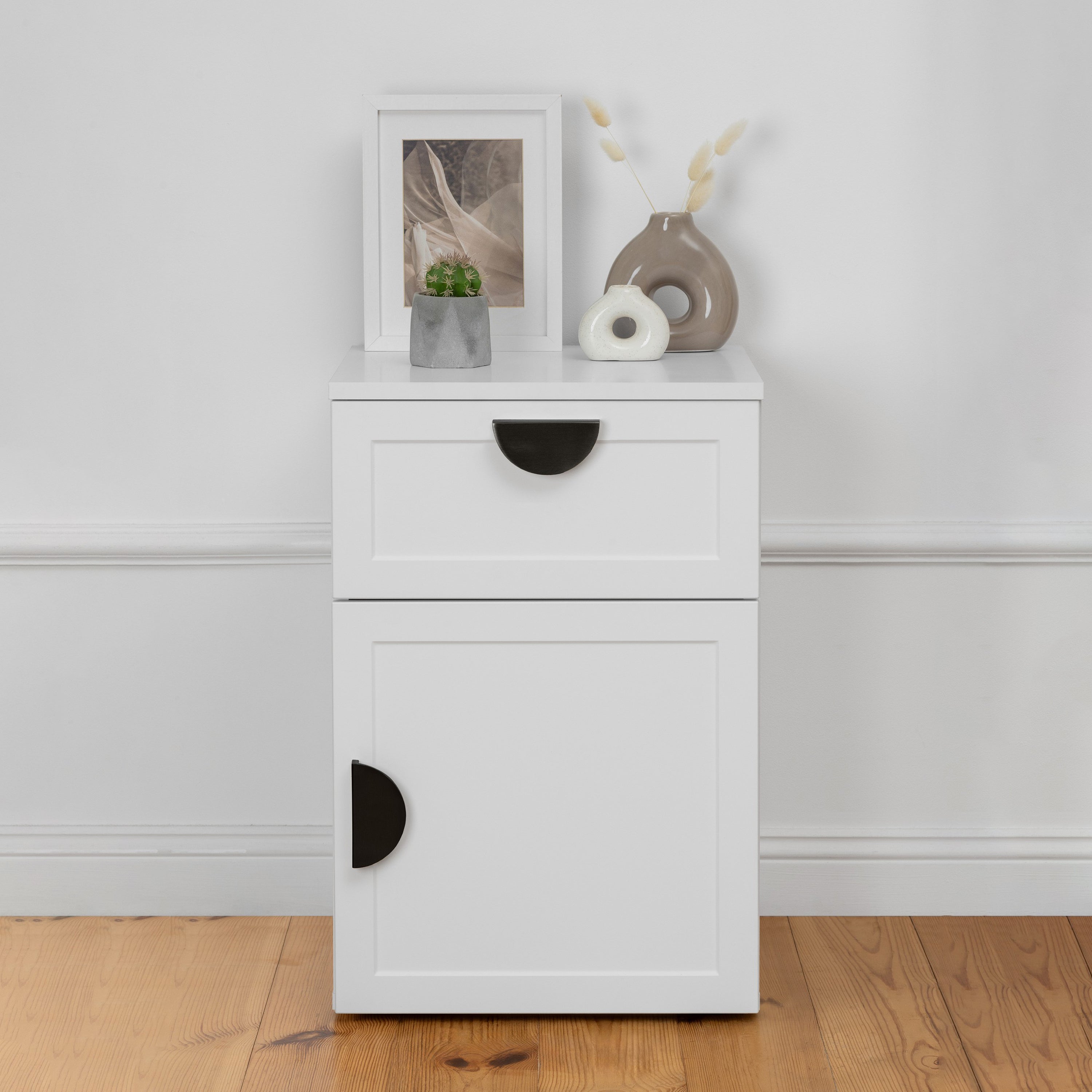 V164-ECS13WHB04B-202503072216-00 PORTO BEDSIDE TABLE - WHITE - HAMPTONS - HALF MOON BLACK - Image 1