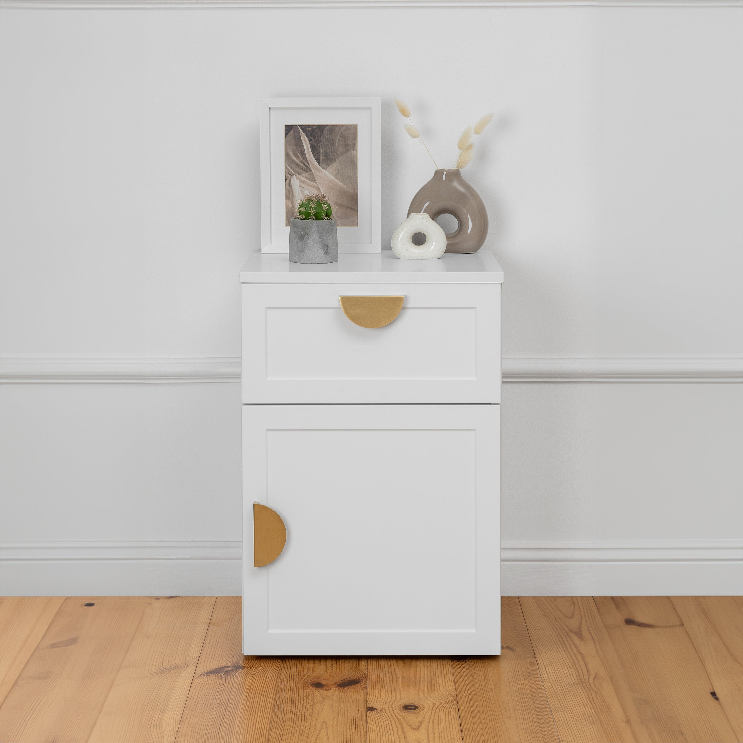 V164-ECS13WHB04G-202503072215-00 PORTO BEDSIDE TABLE - WHITE - HAMPTONS - HALF MOON BRASS - Image 1