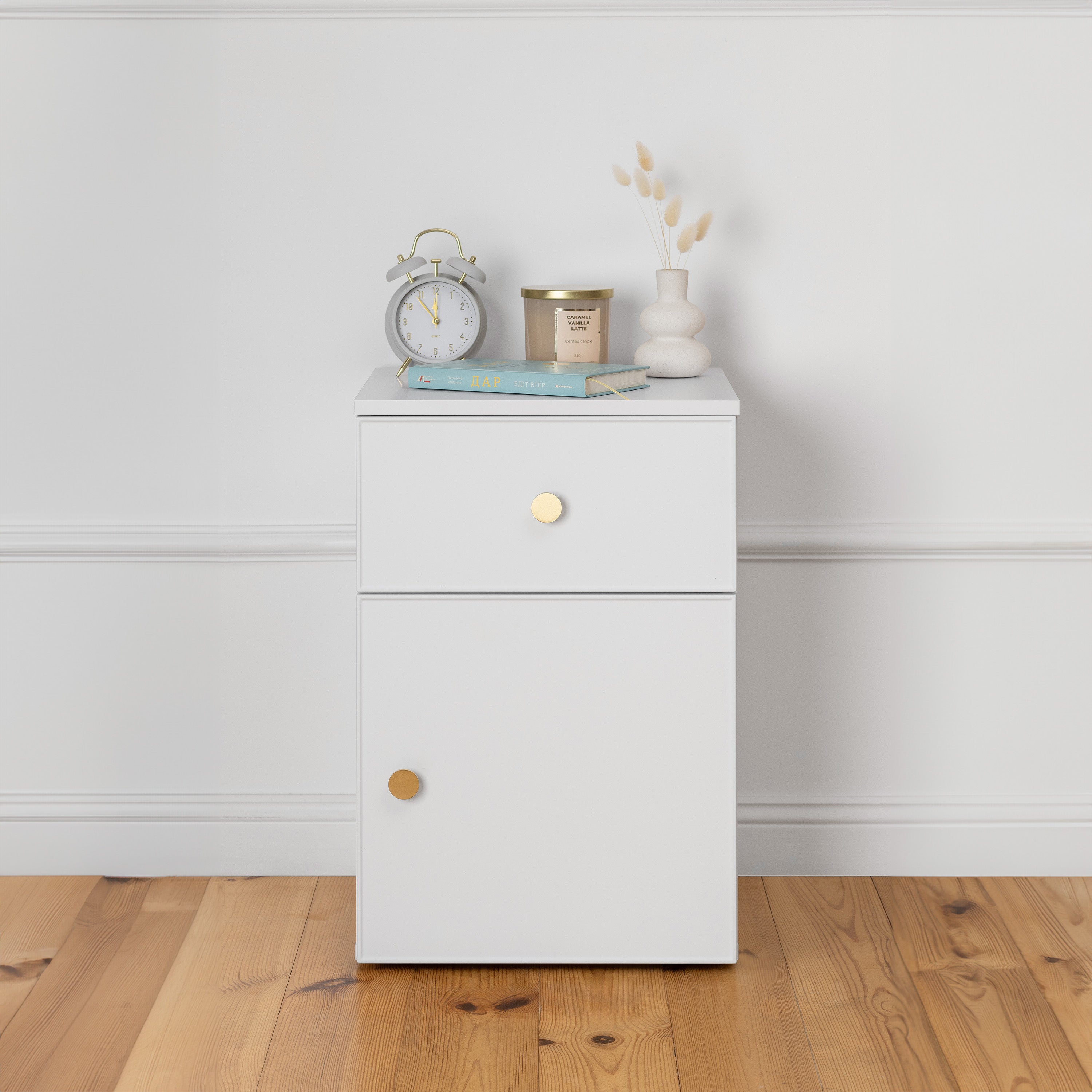 V164-ECS13WTB06G-202503072211-00 PORTO BEDSIDE TABLE - WHITE - SLIM - ROUND BRASS - Image 1