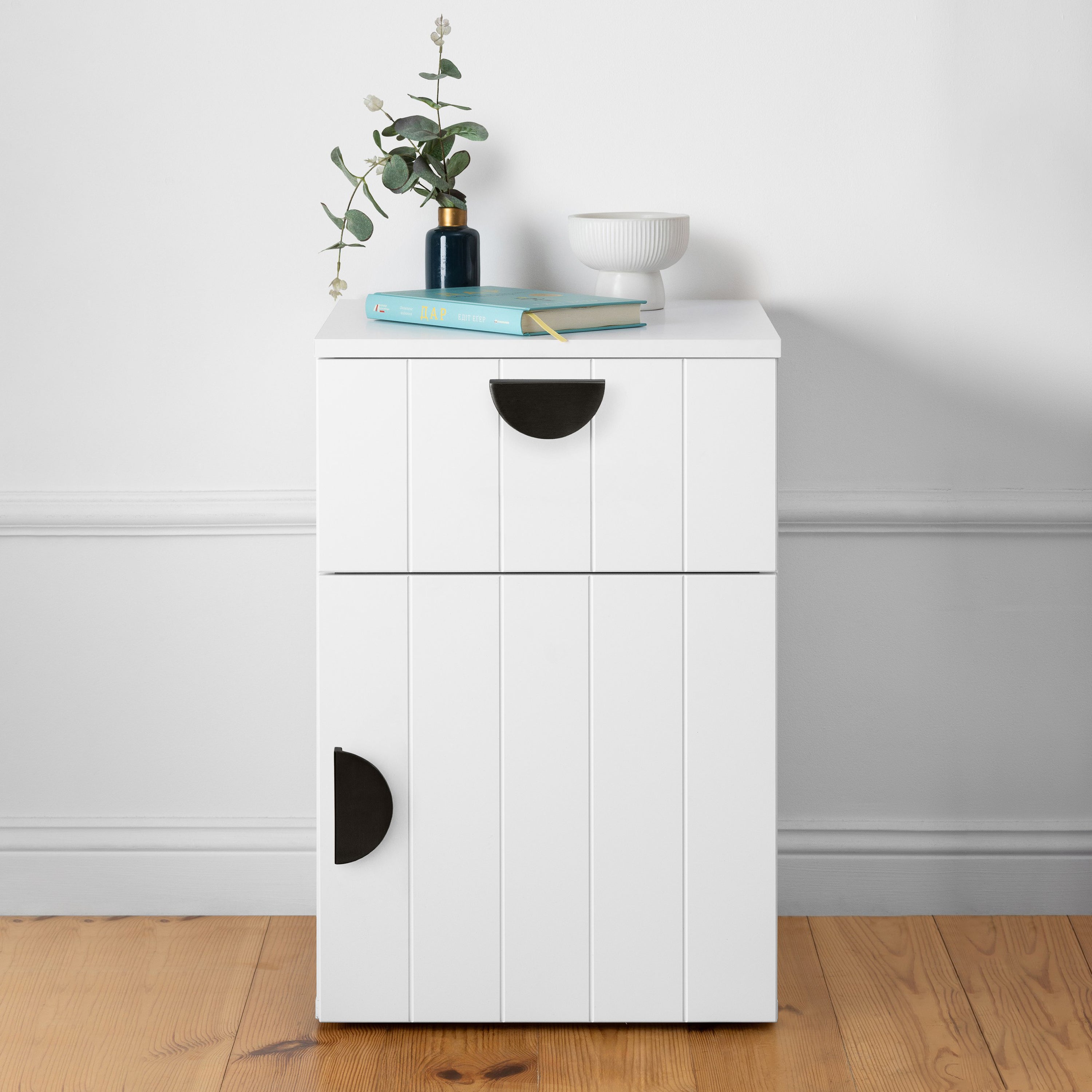 V164-ECS13WVB04B-202503072211-00 PORTO BEDSIDE TABLE - WHITE - VJ PANEL - HALF MOON BLACK - Image 1