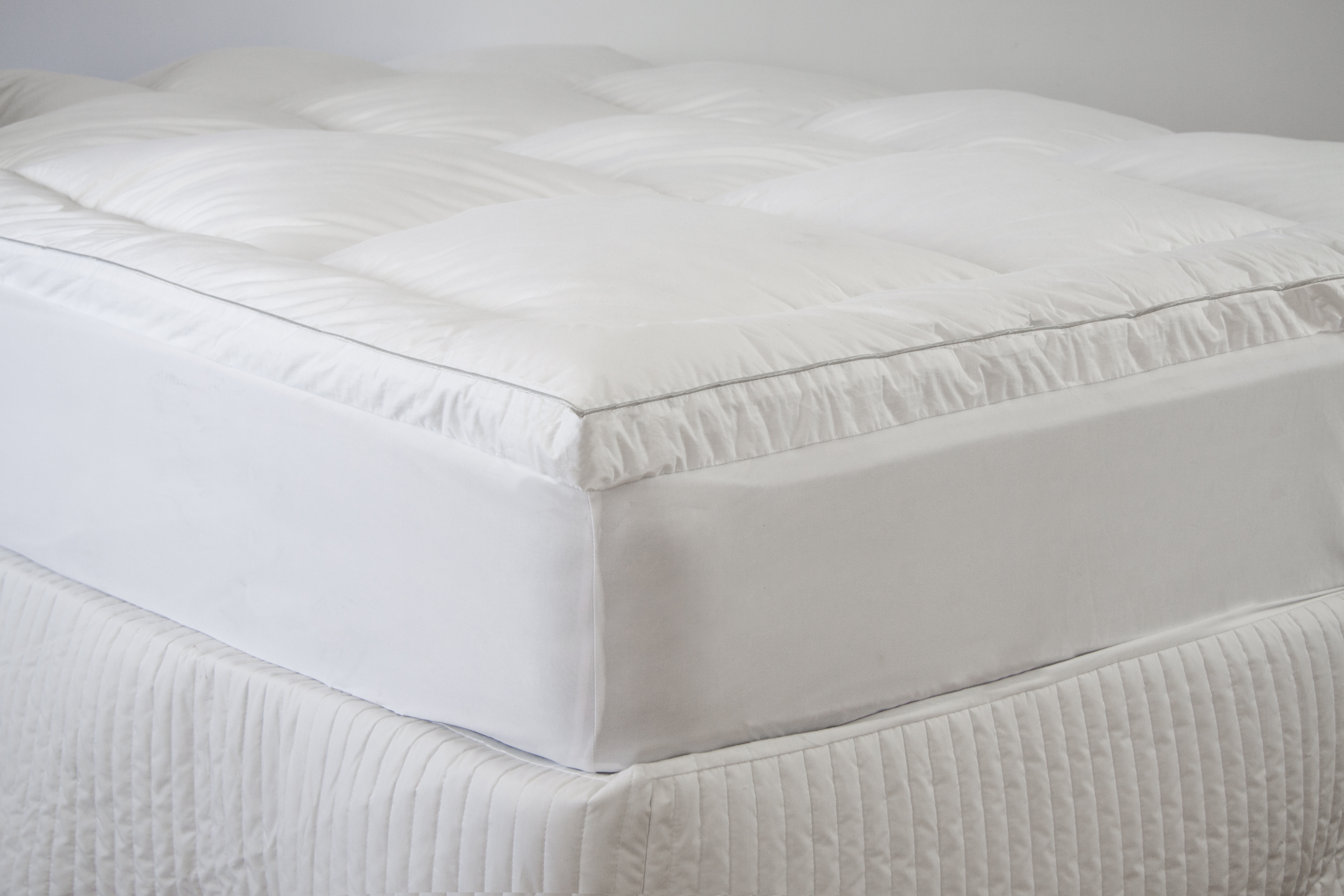 V441-MT4589WTEQBVAC-90428-00 2800GSM Standard Microfibre MATTRESS TOPPER V/P - QUEEN - Image 1