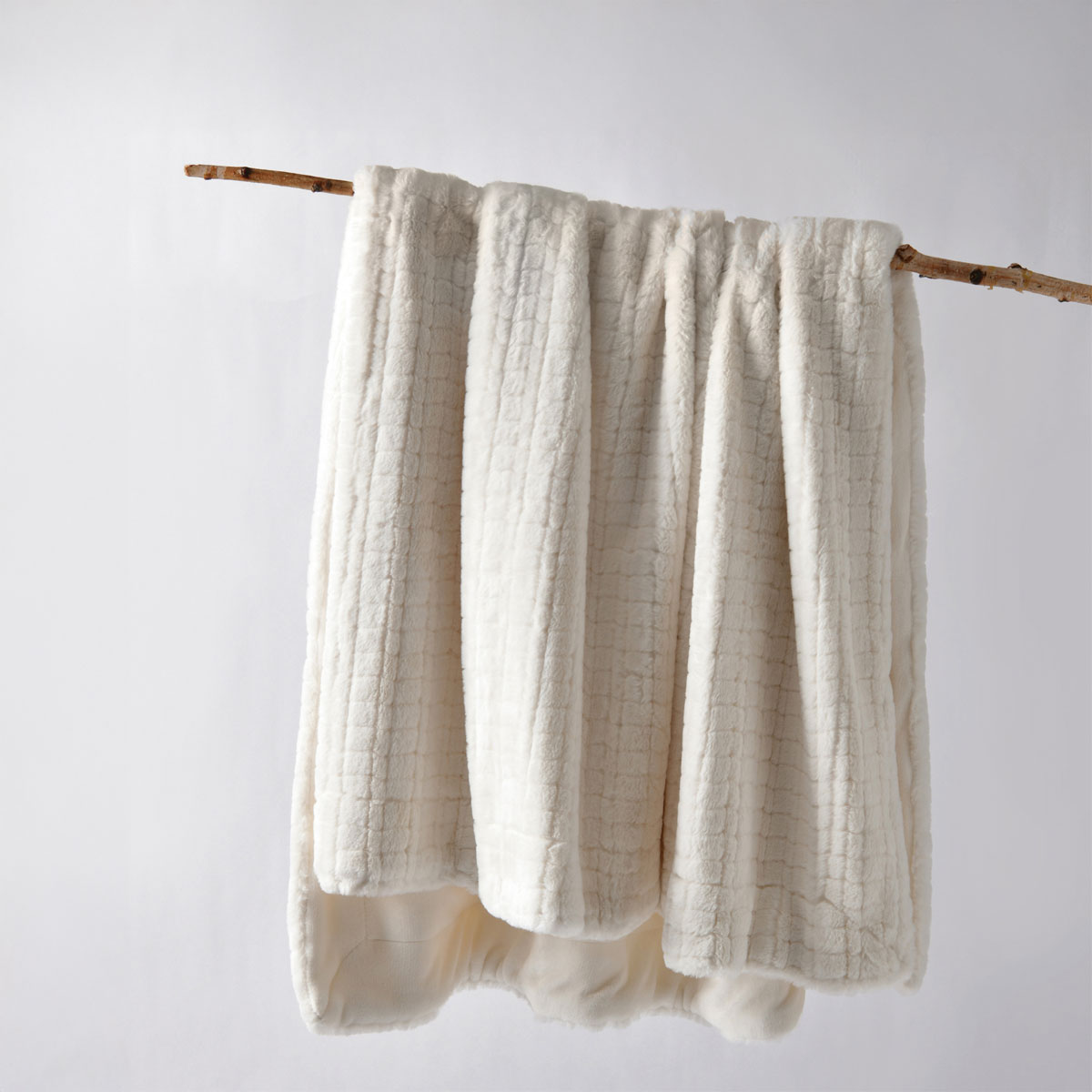 V442-BCA-THROW-TAMBAR-NATURAL-RE-202507031640-00 Bianca Tambar Natural Faux Fur Throw Rug 130 x 170 cm - Image 1