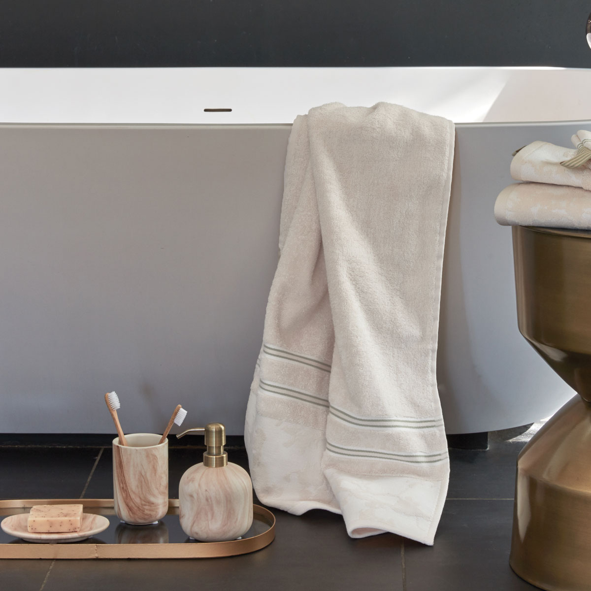 V442-HIN-TOWEL-FLEURIRBATH-OFFWHITE-RE-82983-00 Bedding House Van Gogh Fleurir Off White Bath Towel - Image 1