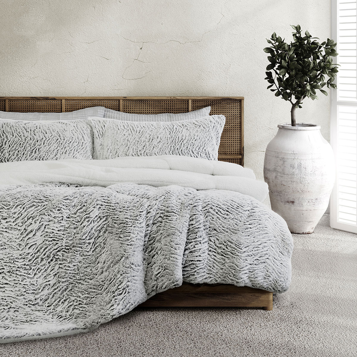 V442-INT-COMFORTER-FAUXFUR-SILVER-SB-141924-00 Ardor Faux Fur Silver 3 Piece Comforter Set Single/Double - Image 1