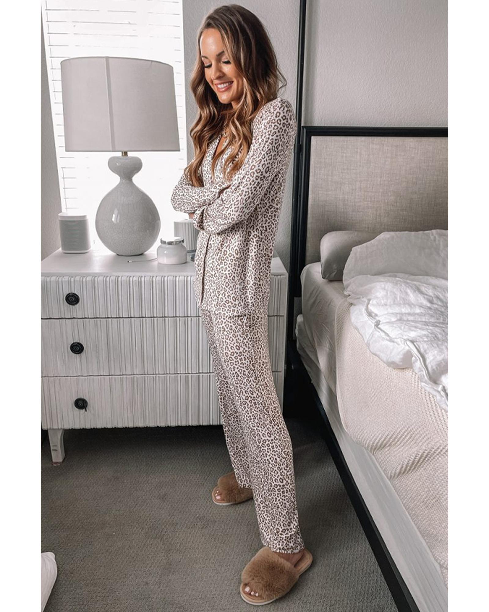 V539-AZEXDC151070-P120-M-202508270520-00 White Leopard Print Long Sleeve and Pants Pajamas Set - M - Image 1