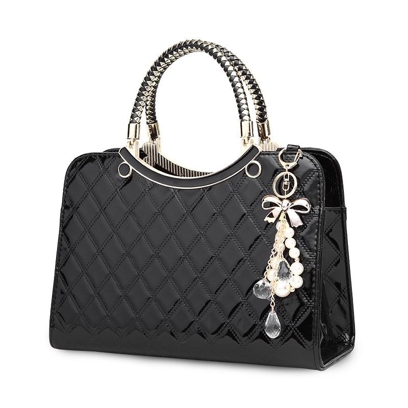V562-A1012244060DBT-202504251521-00 Diamond Pattern Leather Handbag with Hanging Ornaments - Women - Black - Image 1