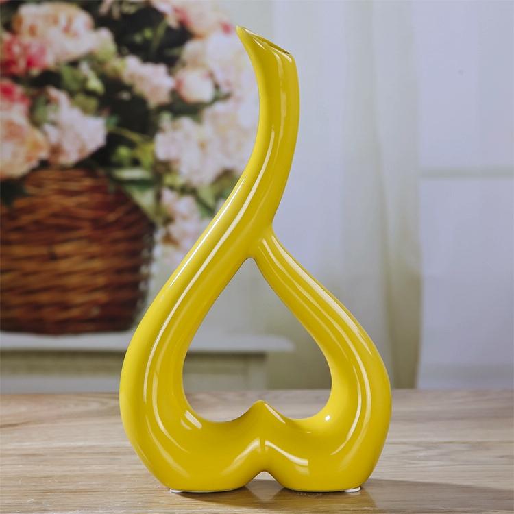 V562-D1095406310DBT-202503041610-00 Creative Heart-shaped Ceramic Flower Vase for Home Office or Wedding Decor - Yellow - Image 1