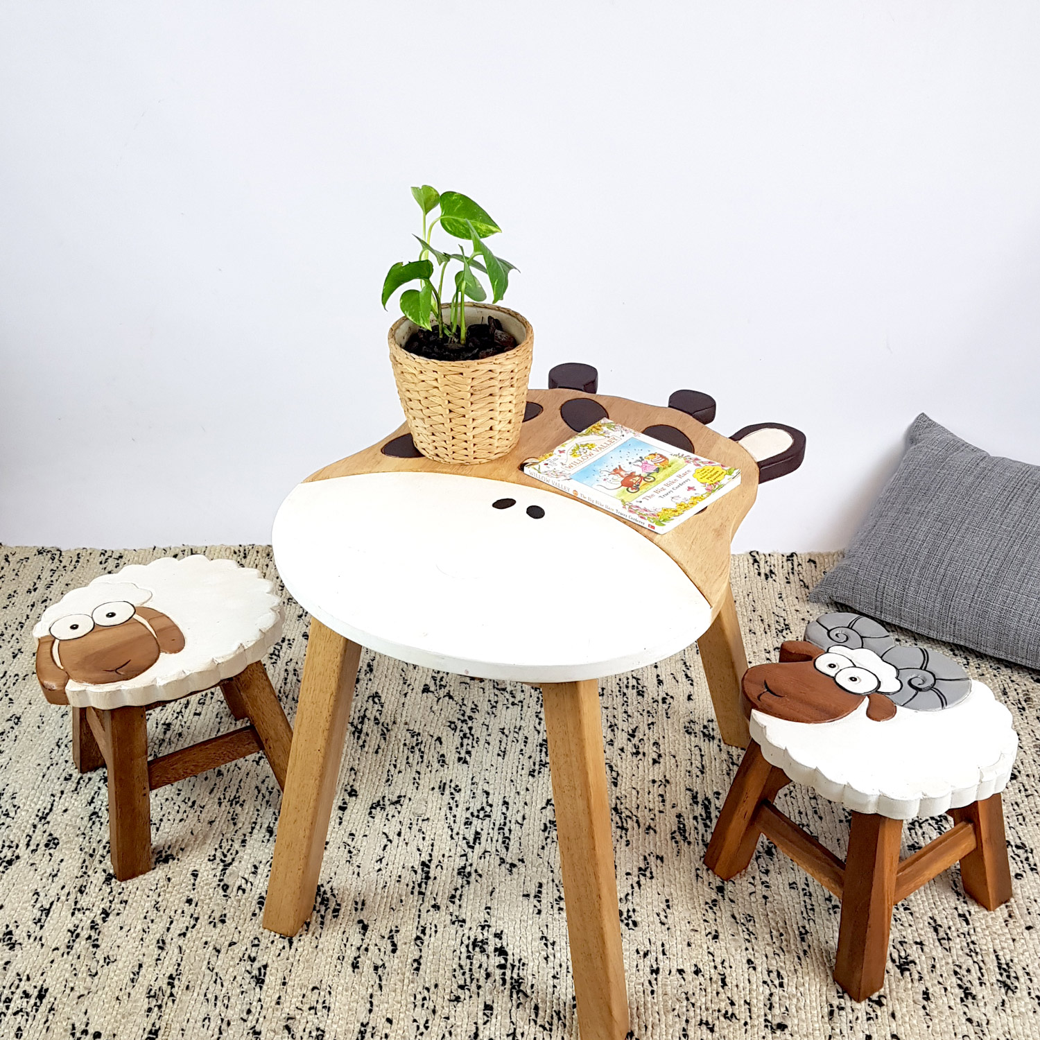 V574-PLANET-TAGI-STSH-STRA-131539-00 Giraffe Table + 2 Stools Set - Image 1