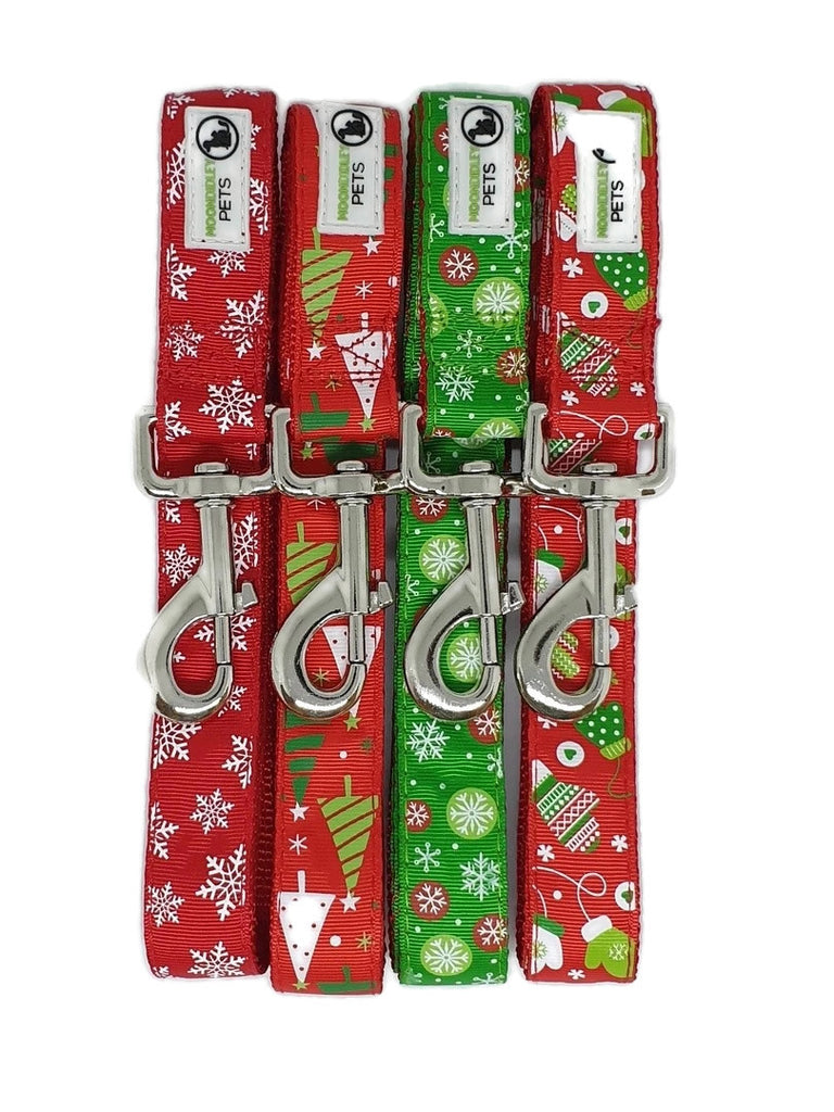 V631-MDPLDXMA12GRNSNO-186090-00 Christmas Dog Leashes 1.2m - Moondidley Pets Green Snow Flakes - Image 1