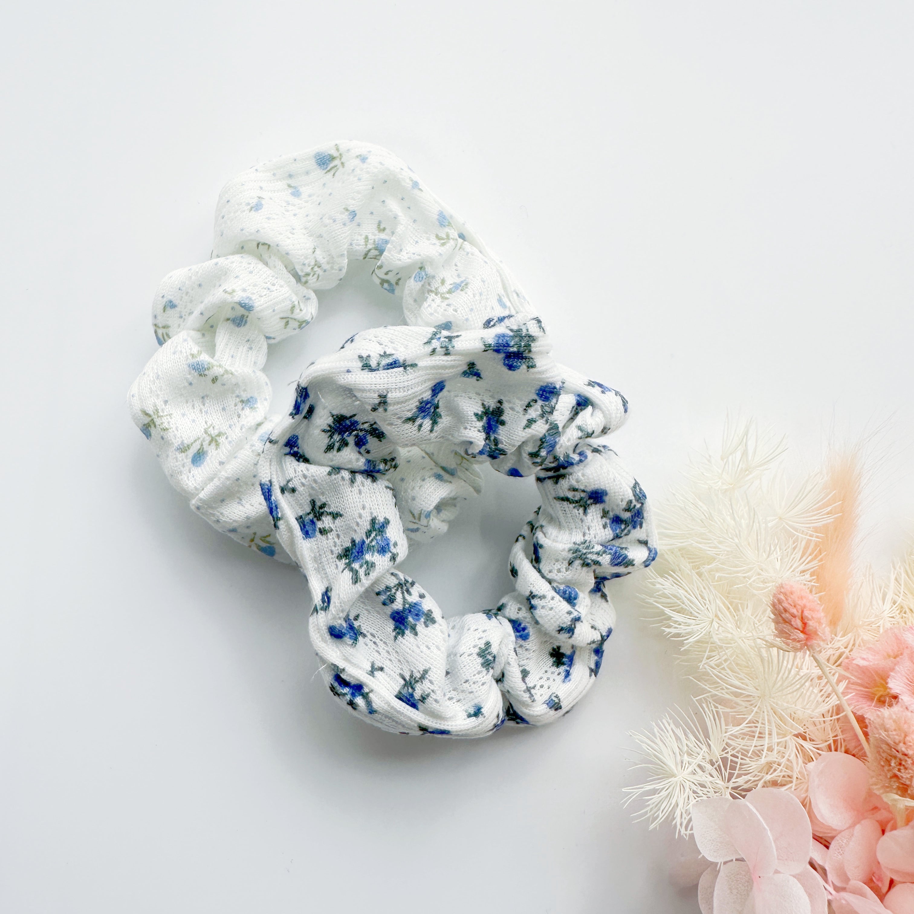 V659-SCRUNCHIES-2P-BLUEFLOWERS-L-161057-00 MANGO JELLY Scrunchies 2P - Blue Flowers - Image 1