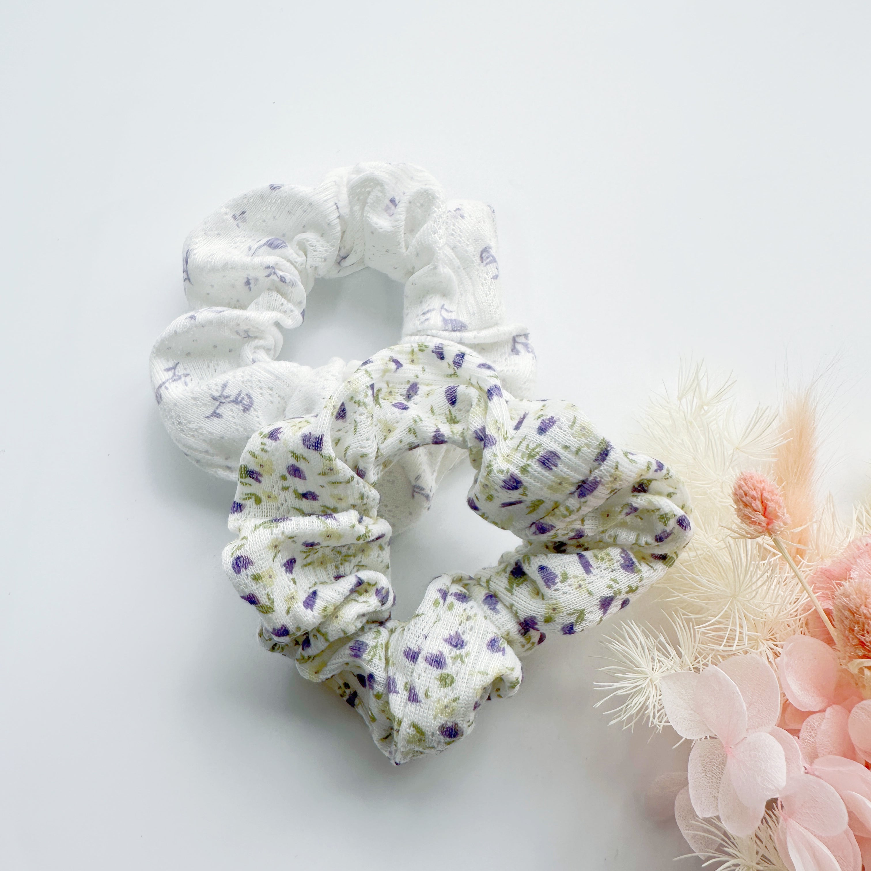 V659-SCRUNCHIES-2P-LILAC-L-161054-00 MANGO JELLY Scrunchies 2P - Lilac Flowers - Image 1