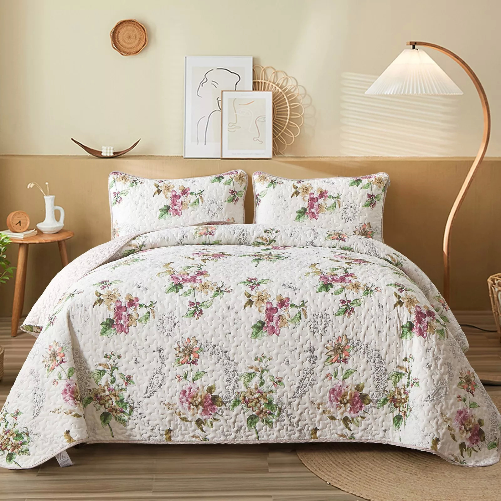 V745-MAC090271Q13U-190964-00 Artisan Quilted Coverlet and Pillowcases Set: A Masterpiece for Your Bed - Queen size - Image 1
