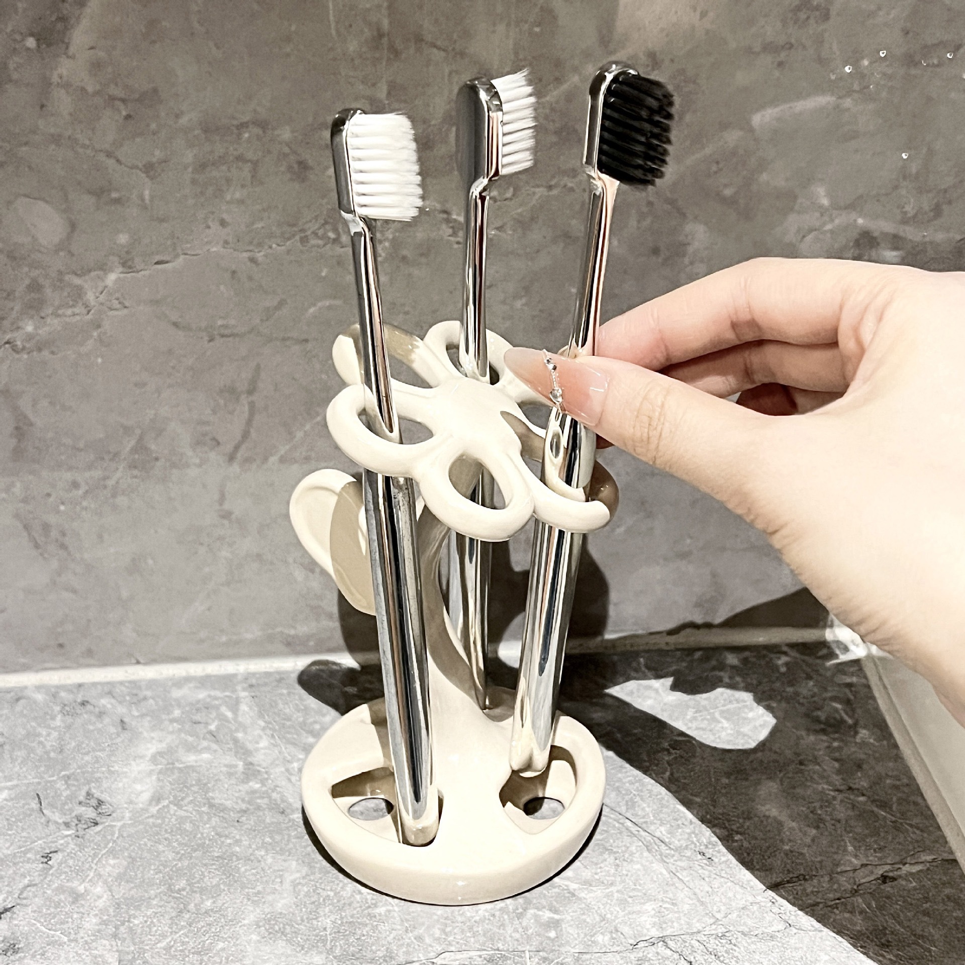 V888-ELOSUNG13245-210771-00 White Creative Ceramic Toothbrush Holder – Makeup Brush & Eyebrow Pencil Organizer for Bathroom, Stylish and Practical Toothbrush Stand - Image 1