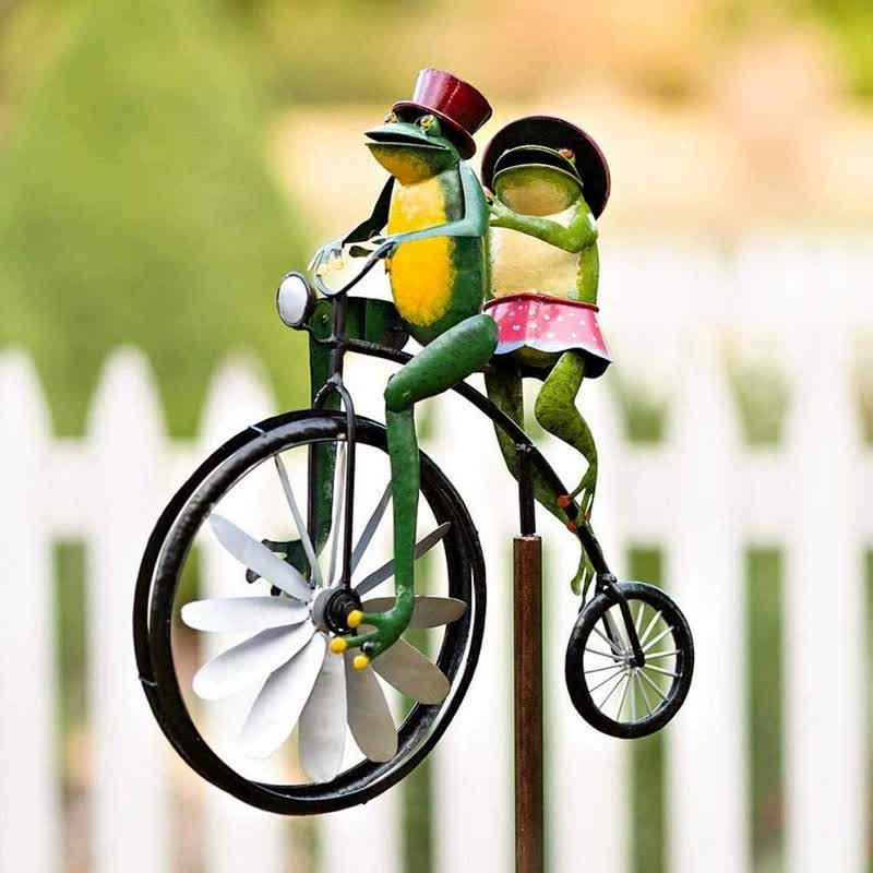 V888-ELOSUNG16174-214972-00 Whimsical Frog Garden Wind Spinner – Metal Yard Art with Cycling Frogs - Image 1