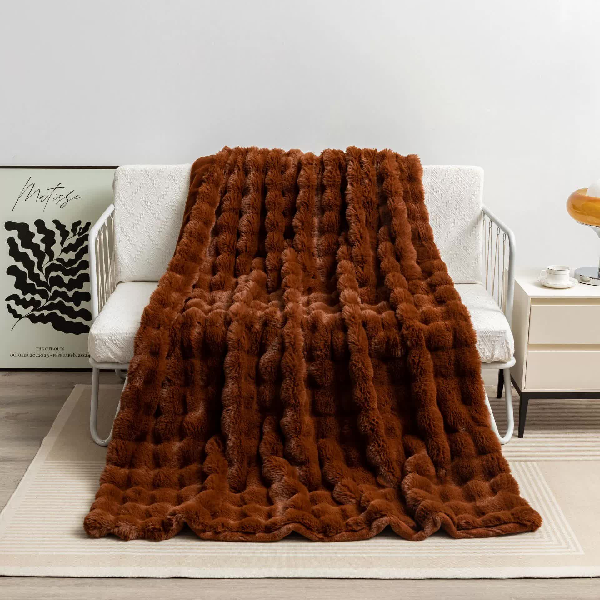 V888-ELOSUNG18045-225837-00 Dark Brown 100*160cm Plush Toscana Throw Blanket - Soft Flannel Fleece for All Seasons, Perfect for Couch & Bed - Image 1