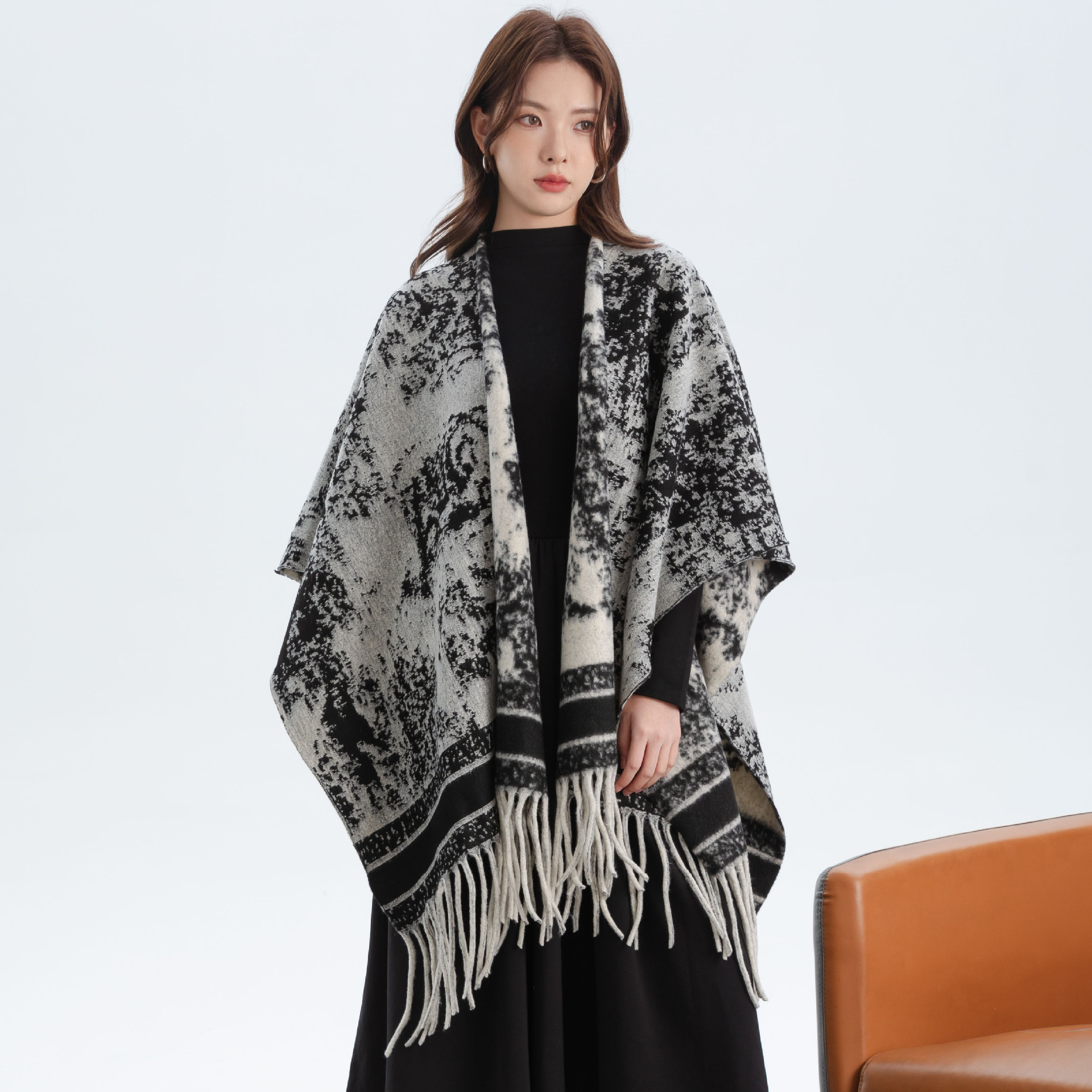 V888-ELOSUNG19665-202503111116-00 India-ink Painting Elegant Autumn Winter Shawl - Artistic Split-Design Knit Cloak with Oil Painting Style - Image 1