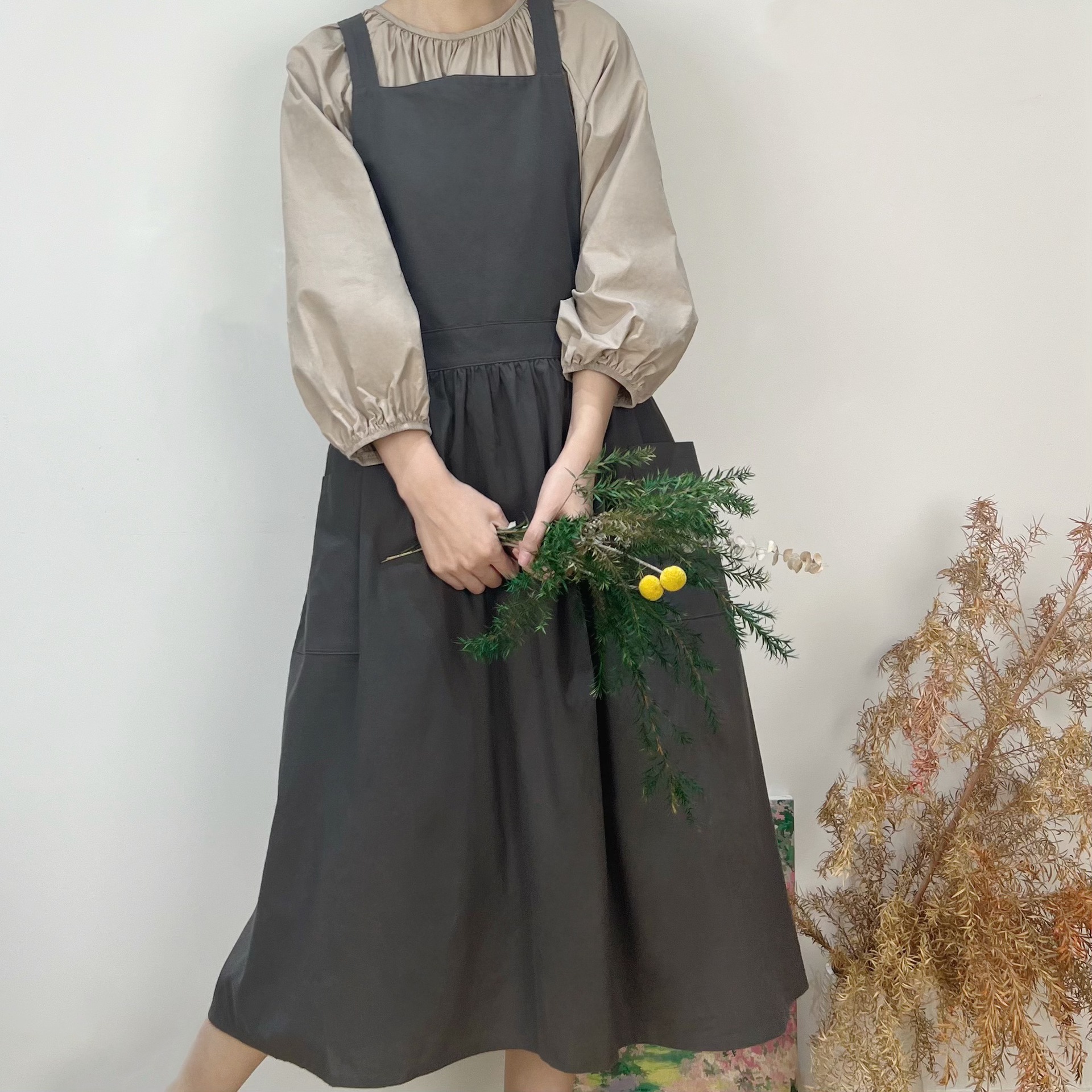 V888-ELOSUNG21815-202503121452-00 Grey Cotton Waterproof Artisan Apron - 100x85cm, Stylish Cross-Back Design, Ideal for Kitchen & Floral Work - Image 1