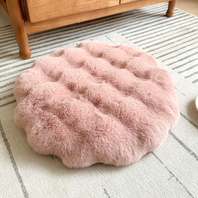 V888-ELOSUNG22814-202504031727-00 Pink Plush Round Cat Mat - Soft Faux Fur Sleeping Pad (40cm Diameter) - Image 1