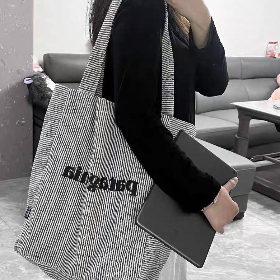V888-ELOSUNG26756-202505131837-00 Minimalist Vertical Striped Canvas Tote Bag for Casual Outings (28x35x15cm) - Image 1