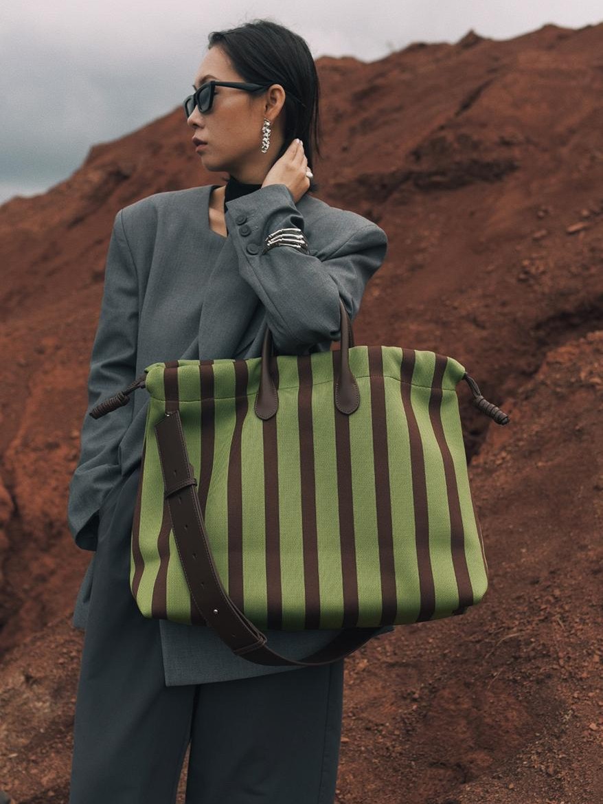 V888-ELOSUNG26822-202505151712-00 Large Capacity Canvas Tote Bag - Green Stripes, Drawstring Top, Leather Handles - Image 1