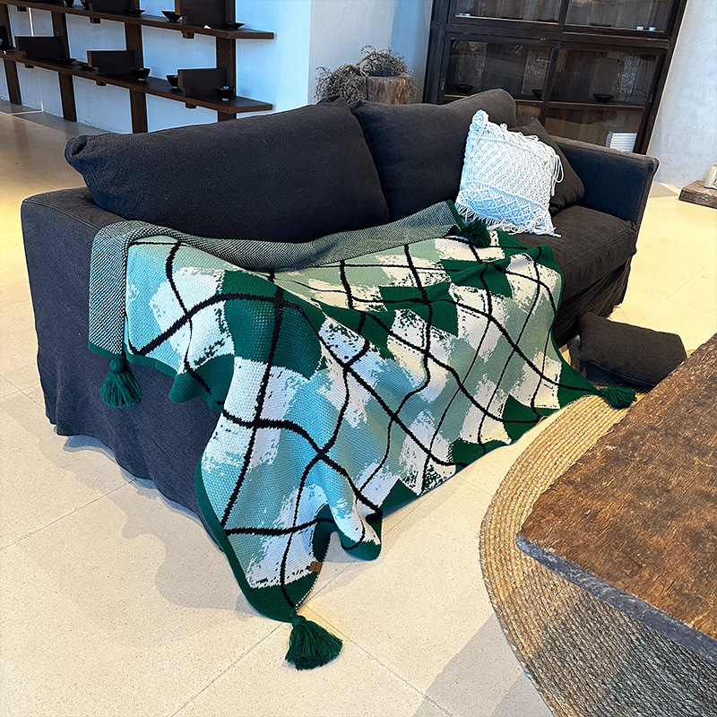 V888-ELOSUNG28802-202505231230-00 Green Chic Argyle Diamond Knit Throw Blanket with Tassels - Versatile Sofa & Bed Accent - 135 x 125cm - Image 1