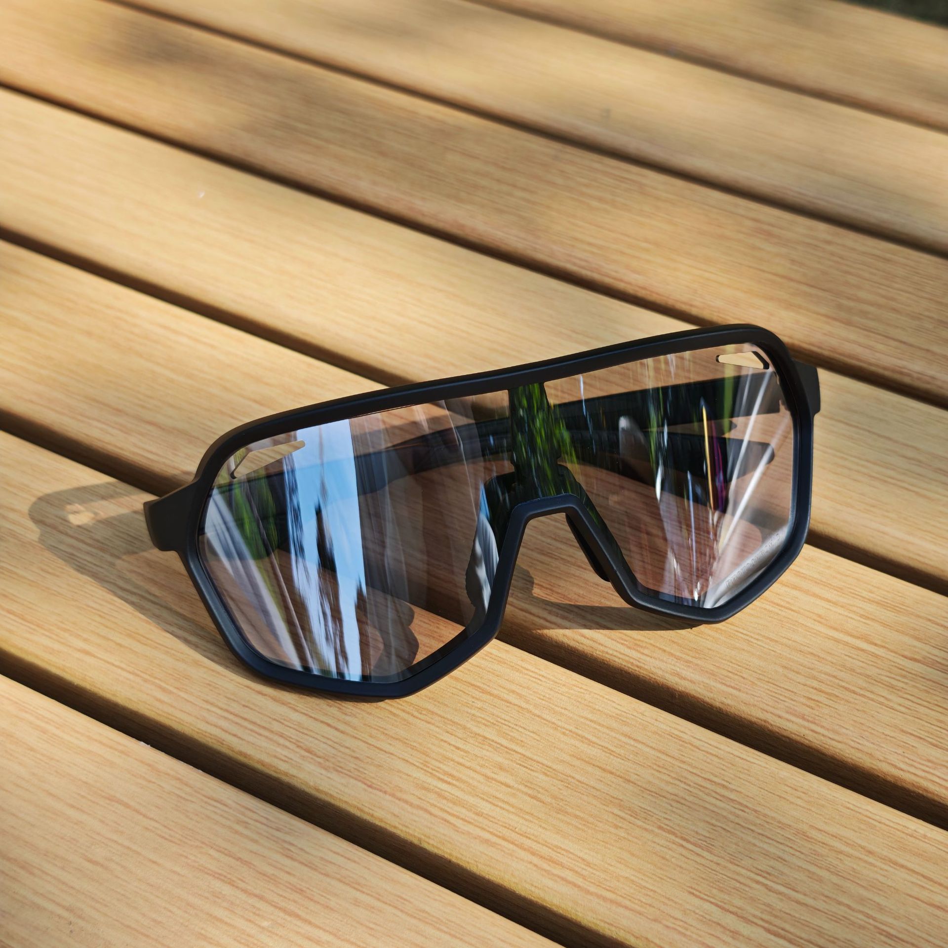 V888-ELOSUNG32128-202505281041-00 Black frame and photochromic silver lenses Photochromic Cycling Sunglasses - Lightweight TR90 Frame, HD Vision for Road Biking & Running - Image 1