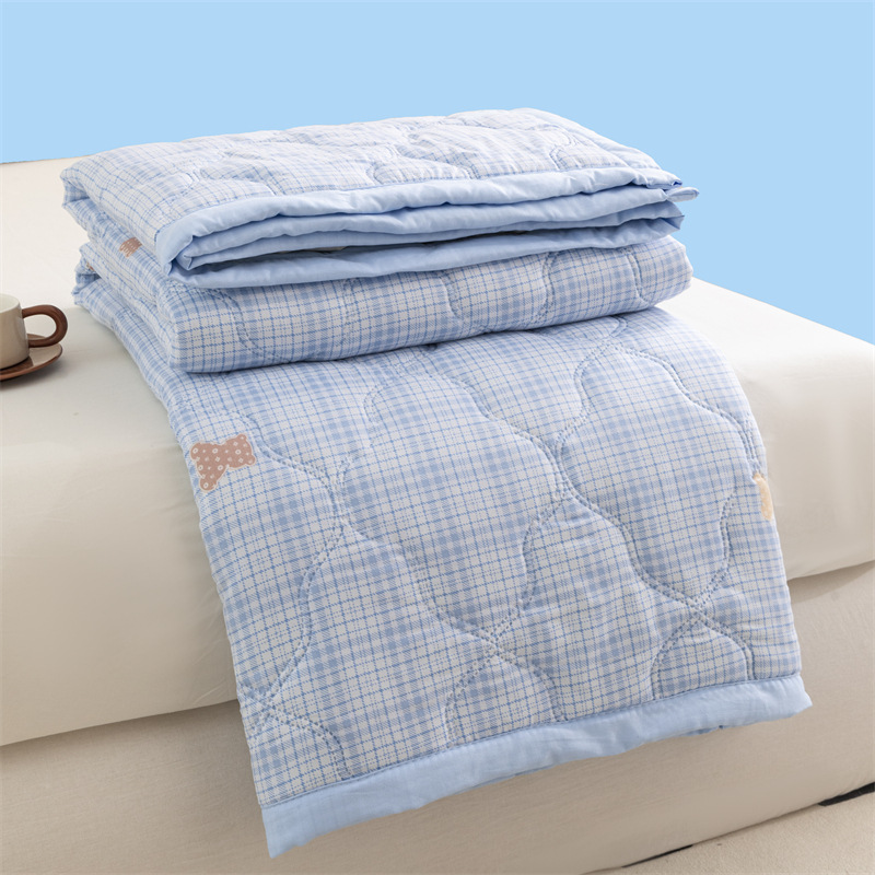 V888-ELOSUNG37053-202509220941-00 Lightweight Reversible Summer Quilt - Soft, Breathable & Machine Washable Comforter(150x200cm Plaid Bear) - Image 1